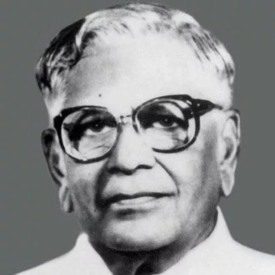 રામાસ્વામી વેંકટરમન: રામાસ્વામી વેંકટરમન એક વકીલ, ભારતીય સ્વતંત્રતા કાર્યકર્તા અને રાજનેતા હતા, જેમણે ભારતના આઠમા રાષ્ટ્રપતિ તરીકે સેવા આપી હતી. વેંકટરમન લોયોલા કોલેજ મદ્રાસમાં ભણ્યા, જ્યાં તેમણે અર્થશાસ્ત્રમાં તેમની માસ્ટર ડિગ્રી મેળવી. બાદમાં તેણે લો કોલેજ મદ્રાસમાં કાયદાનો અભ્યાસ કર્યો.