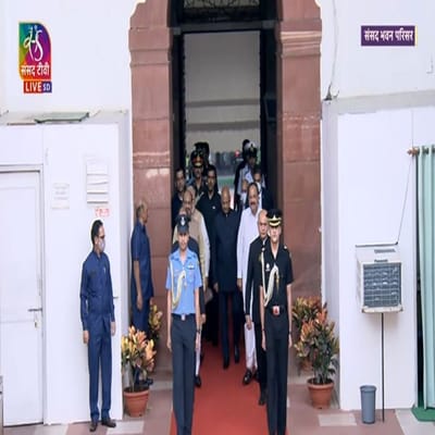 સંસદ ભવનનાં સેન્ટ્રલ હોલમાં રાષ્ટ્રપતિ રામનાથ કોવિંદનો વિદાય સમારોહ ચાલી રહ્યો છે. આ સમારોહમાં વડાપ્રધાન, ઉપરાષ્ટ્રપતિ, લોકસભા અધ્યક્ષ સહિત અનેક કેન્દ્રીય મંત્રીઓ હાજર છે. કોવિંદને વિદાય પત્ર, સ્મૃતિ ચિહ્ન અર્પણ કરવામાં આવ્યું હતું. (ANI)