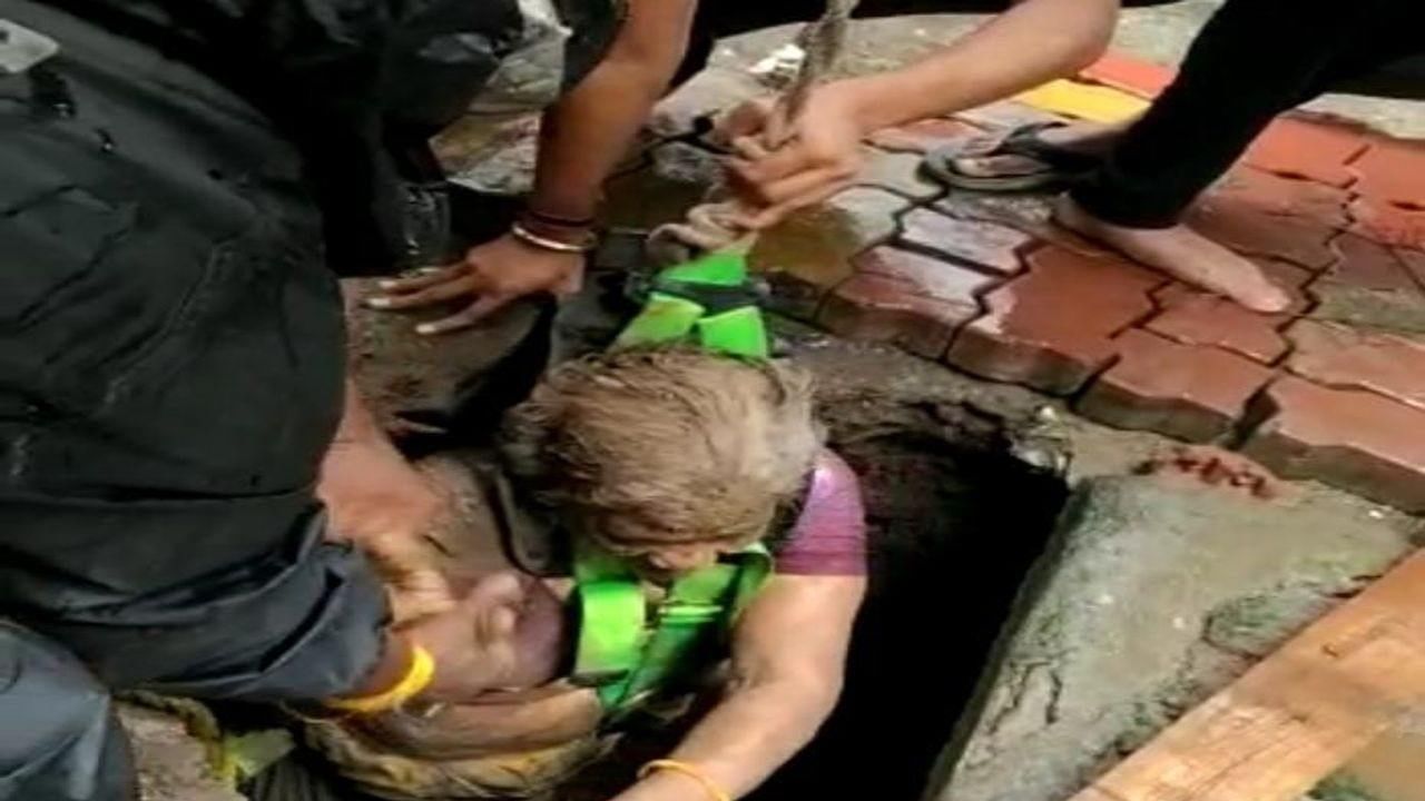 Surat Live Rescue : ફાયર વિભાગની સરાહનીય કામગીરી, 20 ફૂટ ઉંડા બોરવેલમાં પડેલા 70 વર્ષીય વૃદ્ધાનું કર્યું રેસ્ક્યૂ