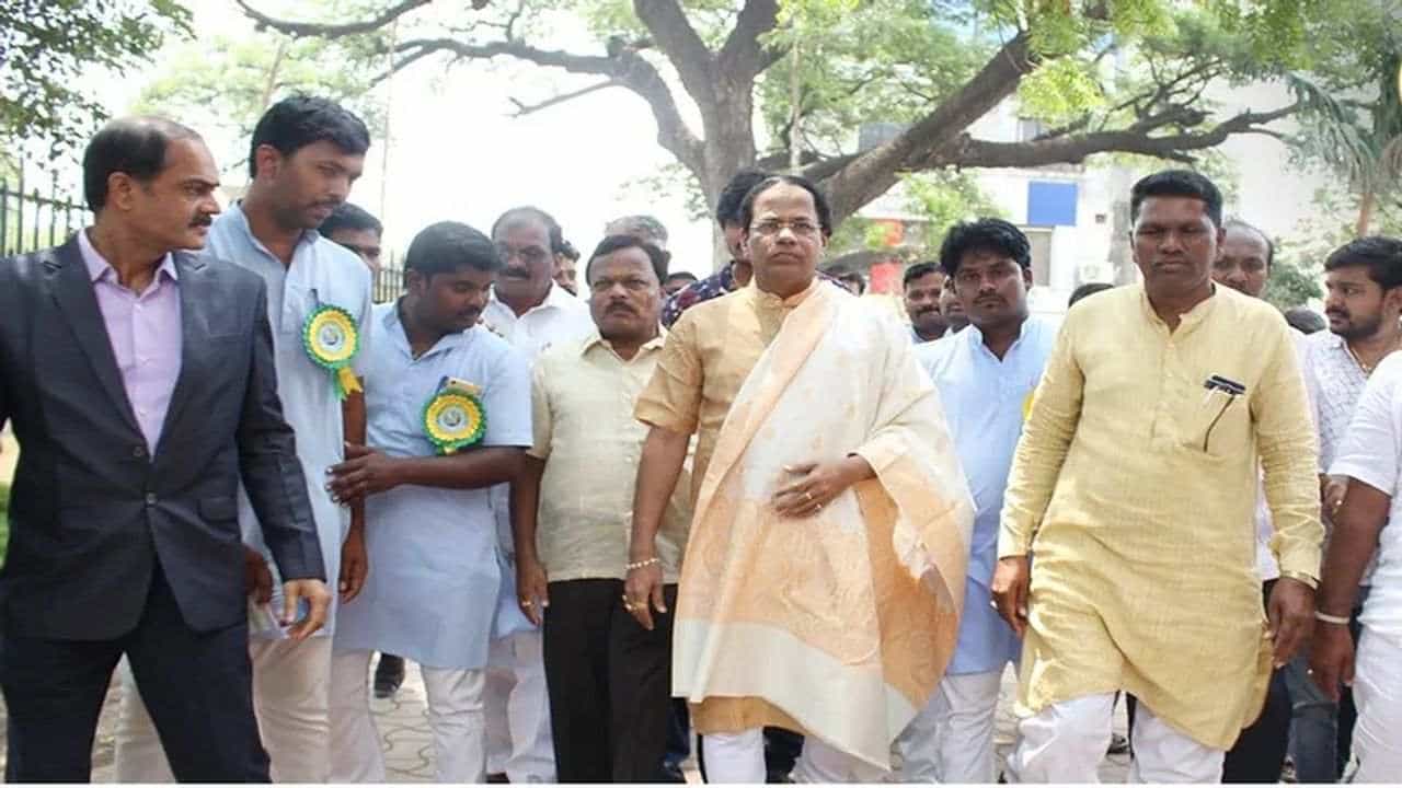 હુબલીની હોટલમાં સરલ વાસ્તુ ફેમ ચંદ્રશેખર ગુરુજીની ચાકુનાં ઘા મારી હત્યા, ભક્ત બનીને આવેલા હત્યારામાંથી એક પગે પડ્યો અને બીજાએ હુમલો કર્યો