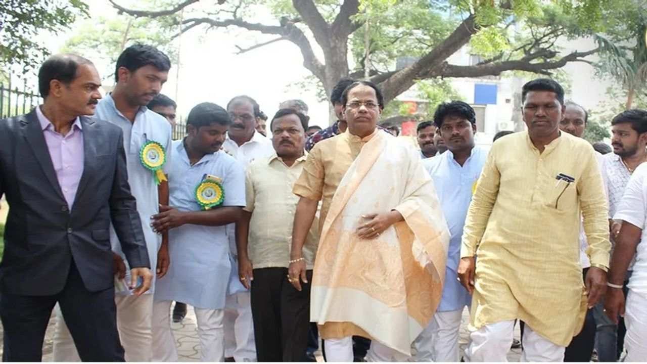 હુબલીની હોટલમાં સરલ વાસ્તુ ફેમ ચંદ્રશેખર ગુરુજીની ચાકુનાં ઘા મારી હત્યા, ભક્ત બનીને આવેલા હત્યારામાંથી એક પગે પડ્યો અને બીજાએ હુમલો કર્યો