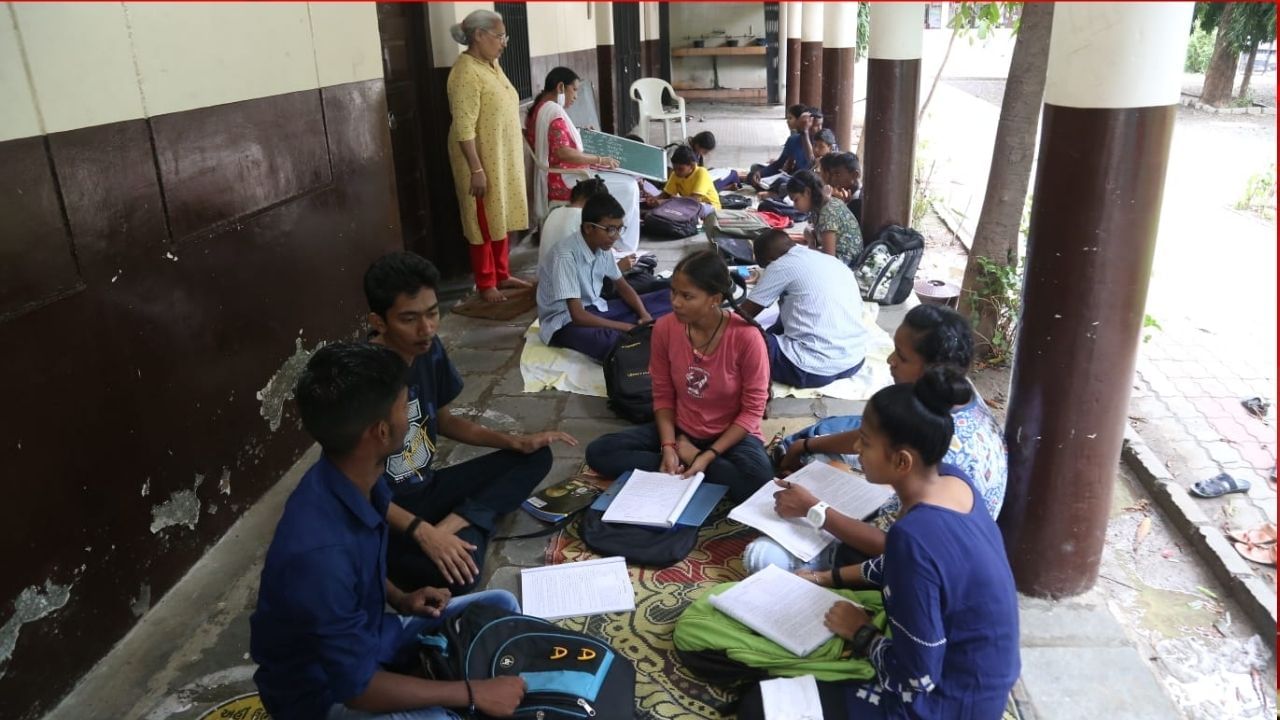 Surat: નિવૃત શિક્ષિકા ગરીબ વિદ્યાર્થીઓને મફતમાં ભણાવી કરી રહ્યા છે સેવાયજ્ઞ, અનેક વિદ્યાર્થીઓ ટોપર પણ થયા