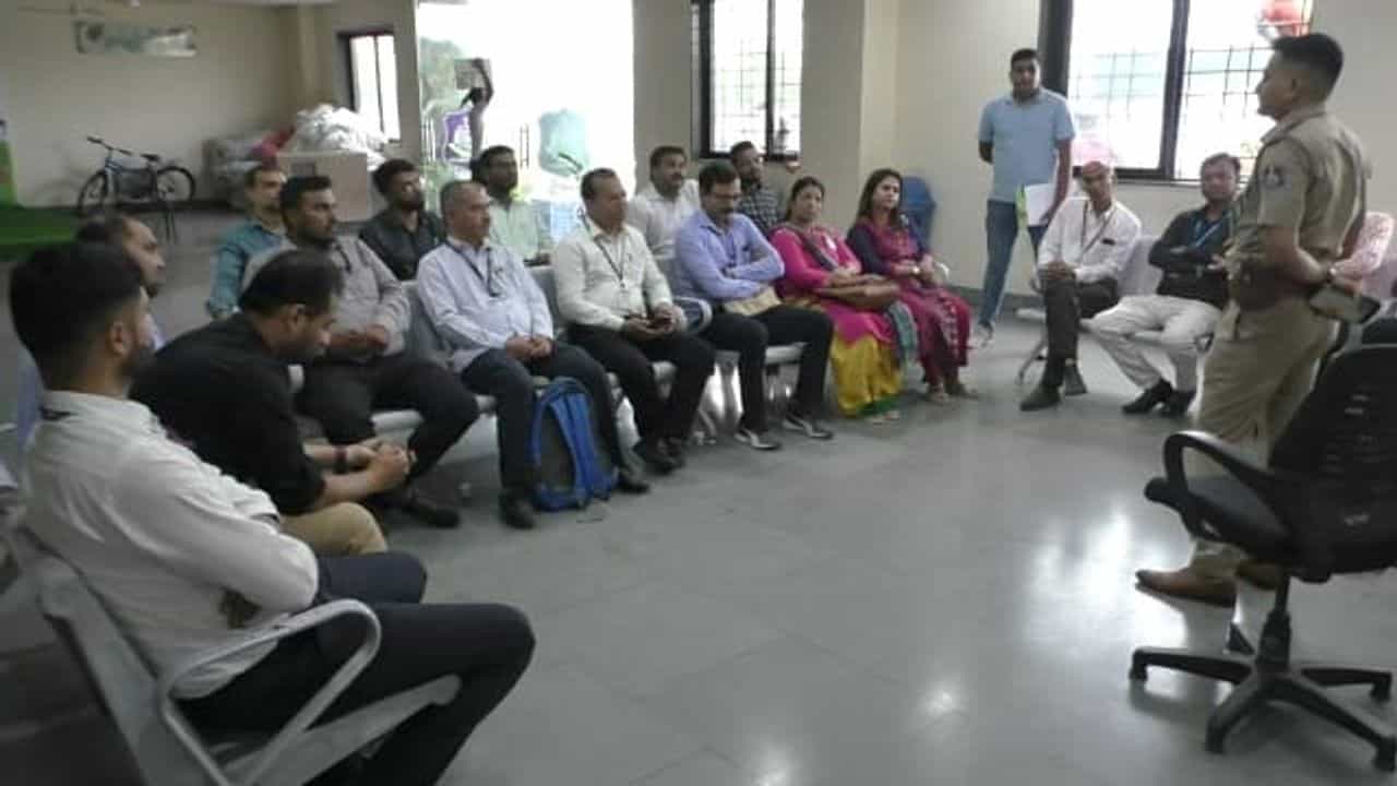 Surat : કડોદરા વિસ્તારની બેંકોમાં સિક્યુરિટી ગાર્ડની તાત્કાલિક નિમણૂક કરવા પોલીસની તાકીદ