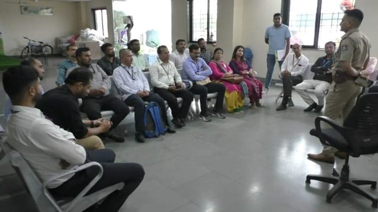 Surat : કડોદરા વિસ્તારની બેંકોમાં સિક્યુરિટી ગાર્ડની તાત્કાલિક નિમણૂક કરવા પોલીસની તાકીદ