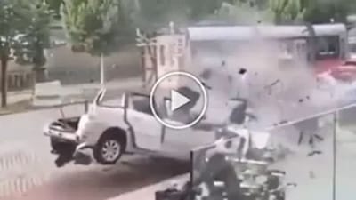 Viral Video: બે કારના ફુરચે ફુરચા ઉડાડીને નીકળી ગઈ SUV, ભયાનક એક્સિડેન્ટનો જુઓ વીડિયો