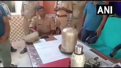 Viral Photo: સરયુ નદીના કિનારે મળી આવ્યું વિશાળ ચાંદીનું શિવલિંગ, તસવીર જોઈને લોકોએ કહ્યું 'લાગે છે કળિયુગનો અંત આવી ગયો'