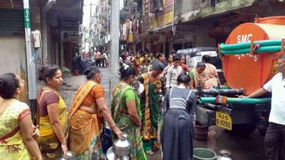 Surat: ભર ચોમાસે પુણા વિસ્તારમાં પાણીની મોકાણ, વહેલી સવારથી ગૃહિણીઓ પાણી માટે લાઈનમાં ઉભી રહેવા મજબૂર