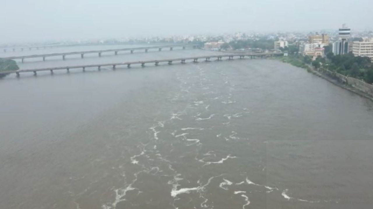 Surat : શહેર અને જિલ્લા પર ફરી મેઘરાજા મહેરબાન, ઉકાઇમાંથી ફરીવાર 1.75 લાખ ક્યુસેક પાણી છોડાયું
