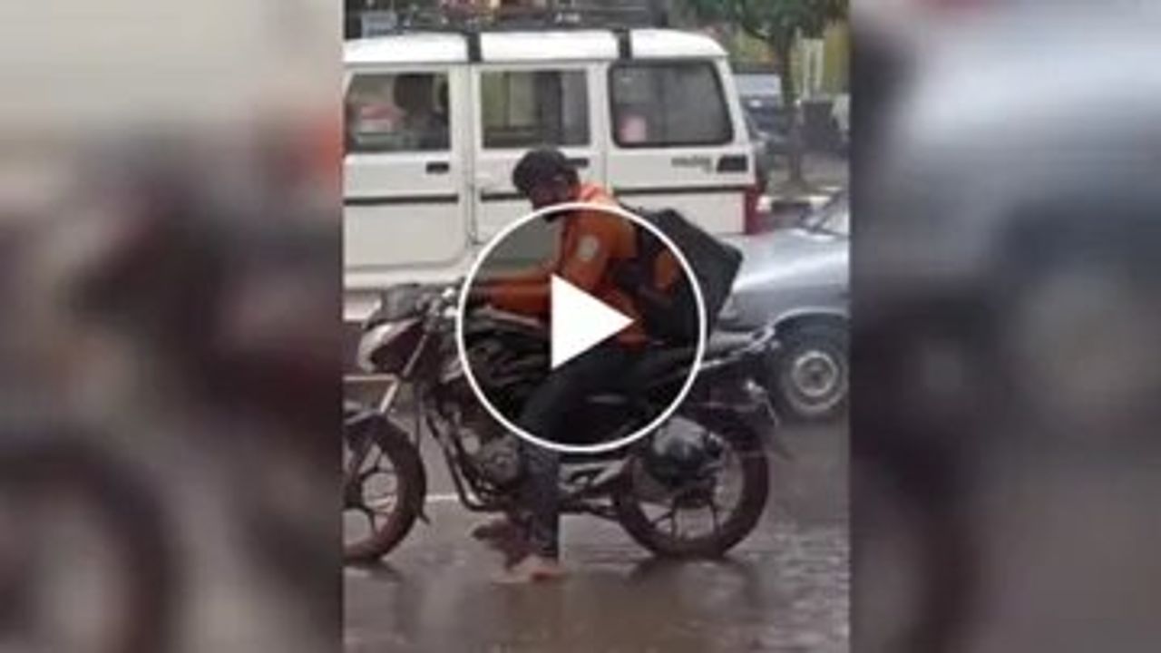 રેઈનકોટ વગર ભારે વરસાદમાં નિસહાય દેખાયો ડિલીવરી બોય, Viral Video જોઈ લોકોએ તેને કર્યુ સલામ