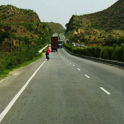 ભાનગઢ કિલ્લાને ભારતની સૌથી ભૂતિયા જગ્યાઓમાંથી એક માનવામાં આવે છે. કહેવાય છે કે આ કારણથી દિલ્હી-જયપુર હાઈવેને પણ શ્રાપિત માનવામાં આવે છે. ઘણા લોકો માને છે કે આ રસ્તા પર ઘણી ભયાનક ઘટનાઓનો સામનો કરવો પડે છે, જેનો ખુલાસો કરી શકાતો નથી. તેઓ કહે છે કે જ્યારે તમે કિલ્લાની નજીકથી પસાર થાઓ છો, ત્યારે તમને કેટલીક નકારાત્મક ઉર્જા અને વિચિત્ર વસ્તુઓનો અનુભવ થાય છે.