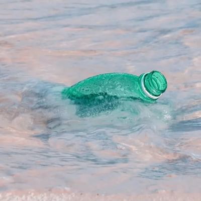 ભારત સરકારે આજથી દેશમાં સિંગલ યુઝ પ્લાસ્ટિક પર પ્રતિબંધ લાગાવ્યો છે. સરકારે પ્લાસ્ટિકને કારણે સામાન્ય જનતાના સ્વાસ્થ્યને થતી ગંભીર અસરોથી બચાવવા આ નિર્ણય કર્યો છે.સંયુક્ત રાષ્ટ્ર અનુસાર, વિશ્વના 80 દેશોમાં સિંગલ યુઝ પ્લાસ્ટિક પર આંશિક અથવા સંપૂર્ણ પ્રતિબંધ છે. ઘણા વિકાસશીલ દેશો આંશિક પ્રતિબંધ લાદીને પ્લાસ્ટિકના કચરાનું સંચાલન કરવાનો પ્રયાસ કરી રહ્યા છે. અલગ-અલગ દેશોમાં અલગ-અલગ રીતે સિંગલ યુઝ પ્લાસ્ટિક પર પ્રતિબંધ મૂકવામાં આવ્યો છે.