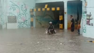 Valsad : વાપીમાં મેઘરાજાની તોફાની બેટિંગ, રેલવે બ્રિજ પાણીમાં ગરકાવ થતા વાહન ચાલકો પરેશાન