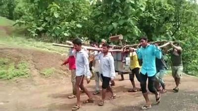 Chhota Udepur: અંધારપટમાં જીવતા ગ્રામજનો બન્યા 'બાહુબલી', 1 હજાર કિલો વજનનું ટ્રાન્સફોર્મર ઊંચકી જાતે ગામમાં લાવ્યા