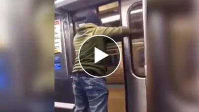 ચાલુ મેટ્રોનો દરવાજો ખોલી કૂદી પડયો આ વ્યક્તિ, Viral Video જોઈ લોકોએ કહ્યુ- આ તો ગયો