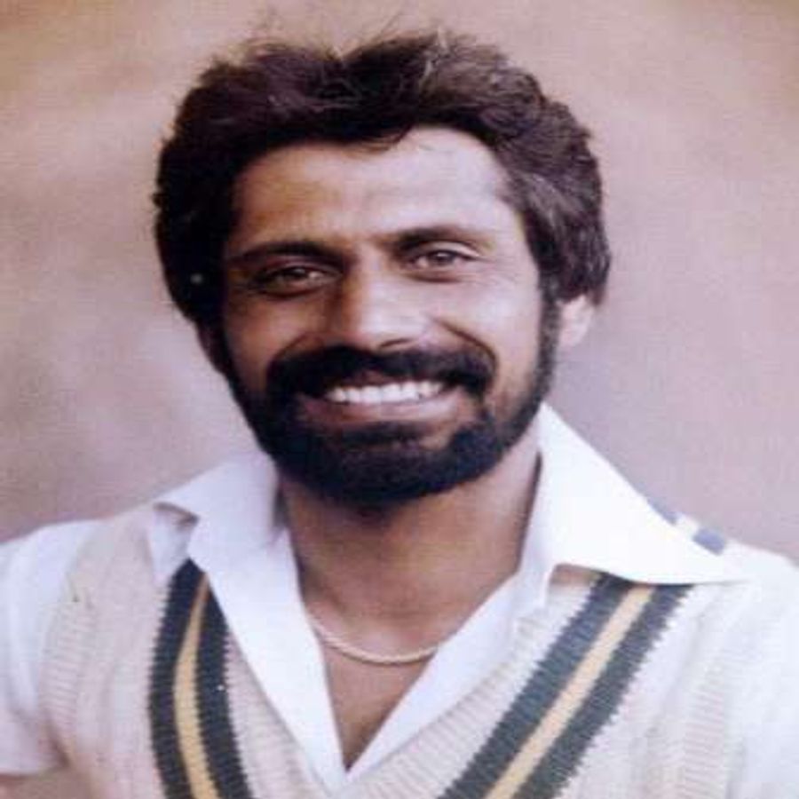 વસીમ રાજા : તે એક પાકિસ્તાનના મહાન ક્રિકેટરોમાંથી એક હતા. તેનું વર્ષ 2006માં ઇંગ્લેન્ડમાં સરે ઓવર-50 ટીમ માટે રમતી વખતે અવસાન થયું હતું.
