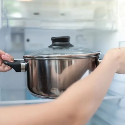 ઘણી વખત લોકો ફ્રિજમાં ગરમ(Hot Food) ખોરાક રાખે છે. જોકે આના કારણો અલગ છે. ઘણી વખત ઓફિસ કે સ્કૂલ જવાની ઉતાવળમાં ખોરાકને ઠંડુ કરવા માટે આવું કરવામાં આવે છે અને ઘણી વખત બહાર નીકળવાની ઉતાવળમાં ગરમ ખોરાકને ફ્રીજમાં સ્ટોર કરી દેવામાં આવે છે. શું તમે ક્યારેય વિચાર્યું છે કે આની આડ અસર શું હોઈ શકે? જો તમે પણ આવું કરો છો તો જાણી લો જો તમે ફ્રિજમાં ગરમાગરમ ખાવાનું રાખો તો શું થાય છે.