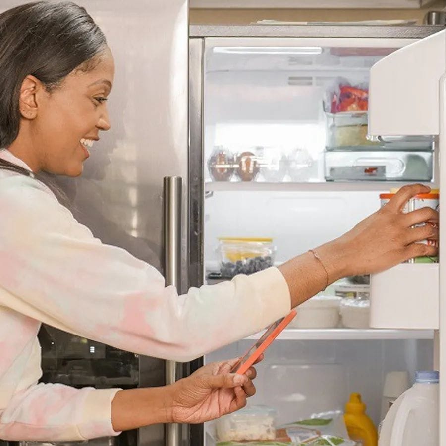 સાયન્સ એબીસીના અહેવાલ મુજબ, જો તમે રેફ્રિજરેટરનું મેન્યુઅલ વાંચો છો, તો તેમાં સ્પષ્ટ રીતે લખ્યું છે કે તેમાં ગરમ વસ્તુઓ ન રાખો. વિજ્ઞાનના દૃષ્ટિકોણથી, તે રેફ્રિજરેટરની કામ કરવાની ક્ષમતાને સીધી અસર કરે છે. આવા ગરમ ખોરાક ફ્રિજ પર વધારાનું દબાણ લાવે છે.