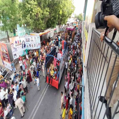 અમદાવાદમાં રથયાત્રા વહેલી સવારે જમાલપુરથી ખમાસા, આસ્ટોડિયા થઈને રાયપુર ચકલા, ખાડિયા, પાંચકુવા, કાલુપુર થઈને સરસપુર જવા માટે પ્રસ્થાન થઈ ગઈ છે.