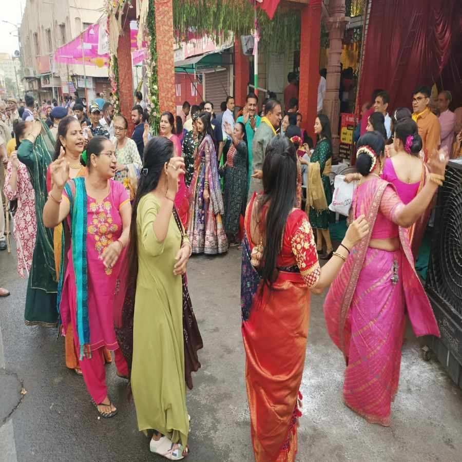 મહિલા મંડળો મન મુકીને રથયાત્રાનો આનંદ ઉઠાવતા જોવા મળ્યા અને રાસ લેતા જોવા મળી રહ્યા છે.
