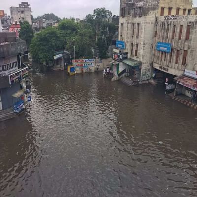 અમદાવાદમાં મોડી રાત્રે ધોધમાર વરસાદ આવતાં પૂર્વ વિસ્તારોમાં પાણી ફરી વળ્યા હતા.