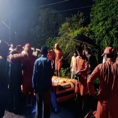 ઉપરવાસમાં ભારે વરસાદને લઈ દેવ તેમજ ઢાઢર નદીમાં પૂર આવ્યું છે. દેવ ડેમના પાણી છોડાતા ઢાઢર તેમજ દેવ નદીના કાંઠે આવેલા 14 જેટલા ગામોને તંત્ર દ્વારા એલર્ટ કરાયાં છે.