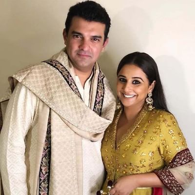 બોલિવૂડ ઈન્ડસ્ટ્રીના ઘણા સેલેબ્સ ઈન્ડસ્ટ્રીમાં જ એકબીજાના પ્રેમમાં પડીને લગ્ન કરી ચૂક્યા છે. જેમાંથી ઘણા લગ્ન સફળ અને ઘણા નિષ્ફળ સાબિત થયા. આજે આપણે એવા સફળ લગ્નો વિશે વાત કરીશું જેમણે પોતાના પહેલા સંબંધને છૂટાછેડા આપીને ઈન્ડસ્ટ્રીમાં જ બીજા લગ્ન કર્યા અને તેમના સંબંધો એક ઉદાહરણરૂપ સાબિત થયા. આમાંથી એક નામ છે વિદ્યા બાલન અને તેના પતિ સિદ્ધાર્થ રોય કપૂર. પ્રથમ પત્નીને છૂટાછેડા આપ્યા બાદ સિદ્ધાર્થે વિદ્યા બાલન સાથે લગ્ન કર્યા. આજે બંને સાથે ખૂબ જ ખુશ છે.