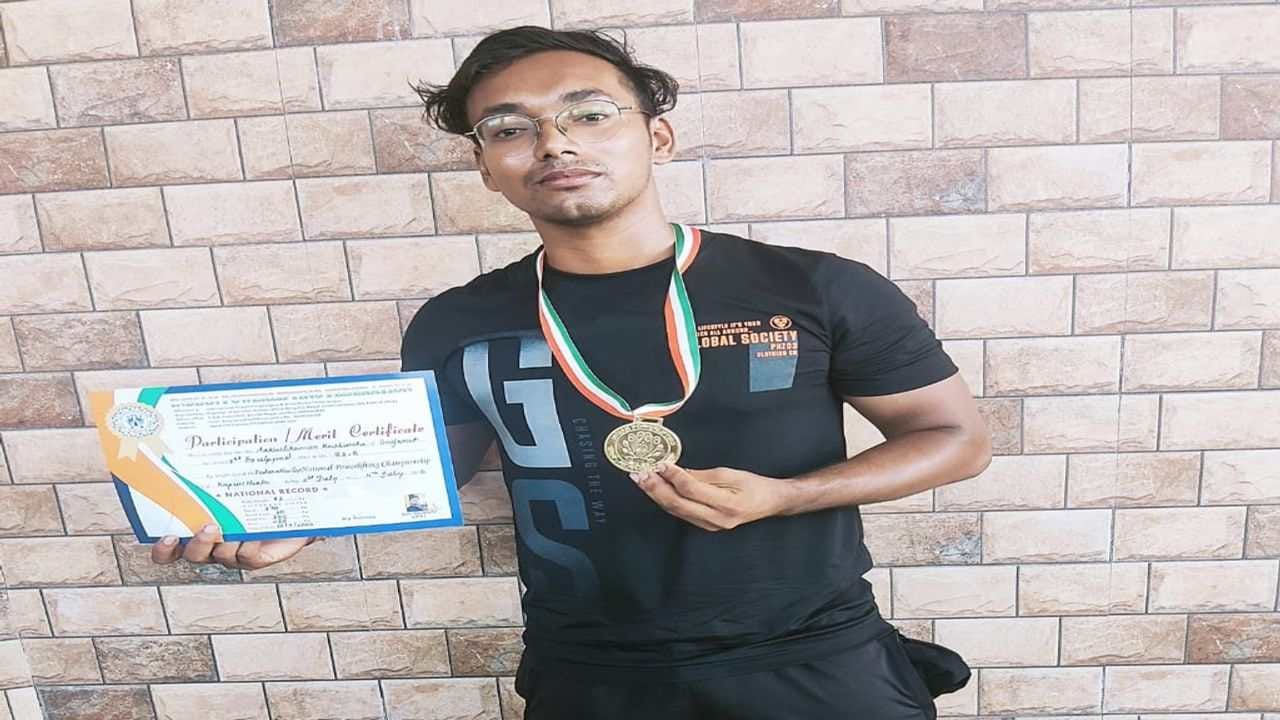 અમદાવાદના પાવરલિફ્ટર આકાશે ફેડરેશન કપ 2022માં જીત્યો ગોલ્ડ મેડલ