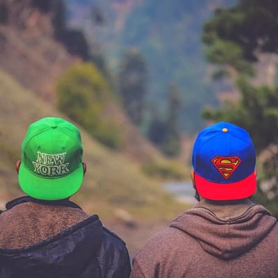 શું તમે ક્યારેય ટોપી પહેરી છે? ઘણા લોકો ટોપી પહેરવાના શોખીન હોય છે. ઉનાળામાં ઘણા લોકો તડકાંથી બચવા ટોપી પણ પહેરે છે. ખાસ કરીને ખેલાડીઓ કેપ પહેરે છે. શું તમે ક્યારેય નોંધ્યું છે કે કેપની ટોચ પર એક બટન લાગેલું હોય છે? શું તમે જાણો છો કે તે શું કહેવાય છે અને તે શા માટે લગાવવામાં આવે છે?