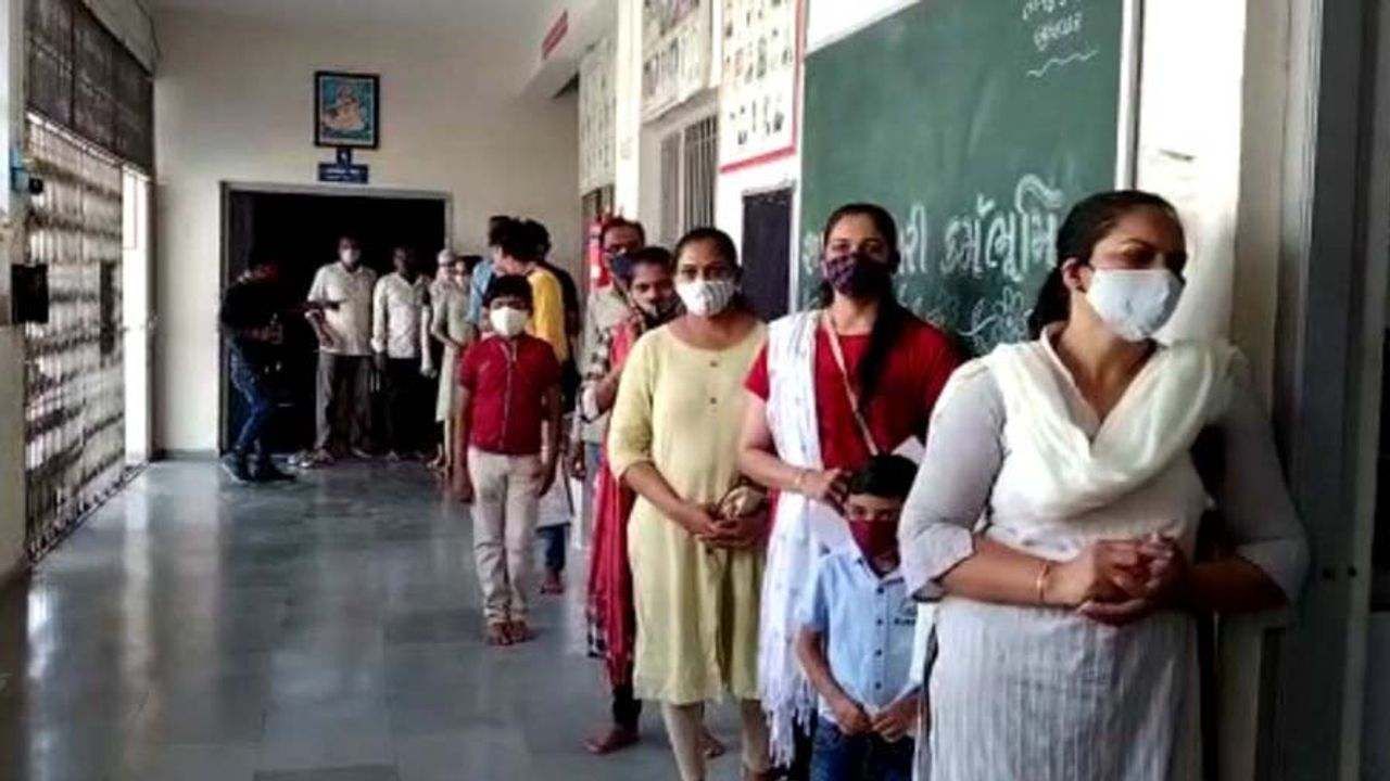 Surat : ખાનગી શાળાઓનો મોહ છૂટ્યો, ચાલુ વર્ષે 8311 વિદ્યાર્થીઓએ લીધો સરકારી શાળામાં પ્રવેશ