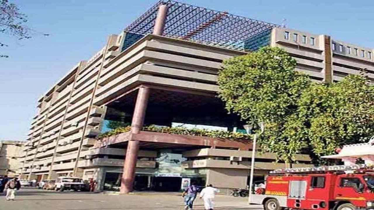 Ahmedabad: વરસાદમાં મુસીબત બનતા માર્ગ અંગે સત્તાધિકારીઓએ કહ્યું કે સોનાના રોડની આશા ન રાખો