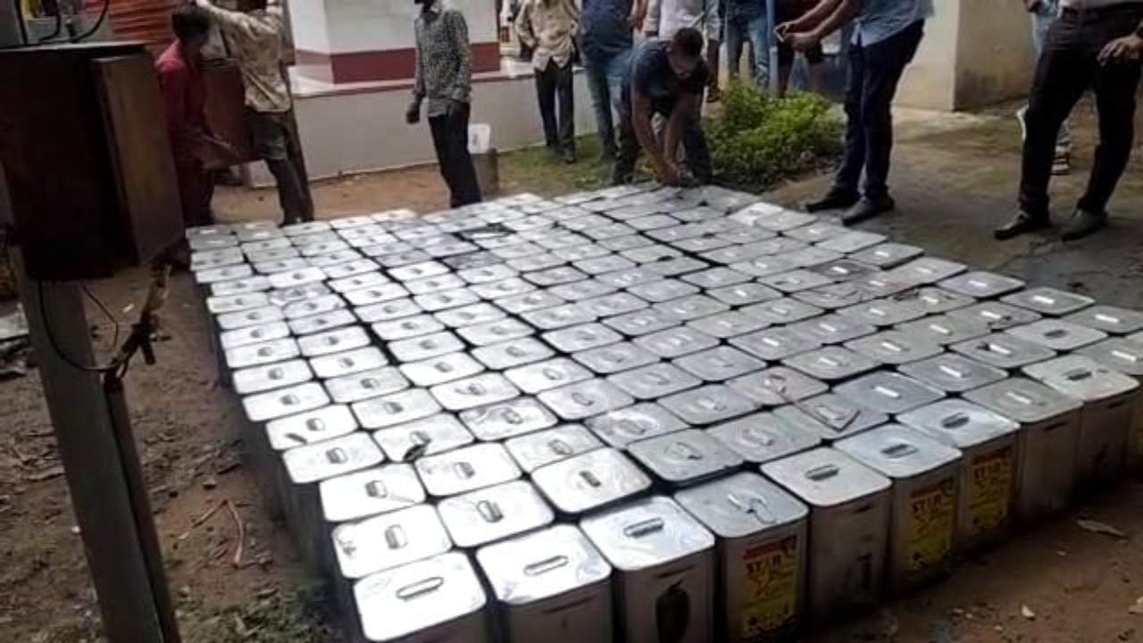 Anand police caught the truck full of liquor