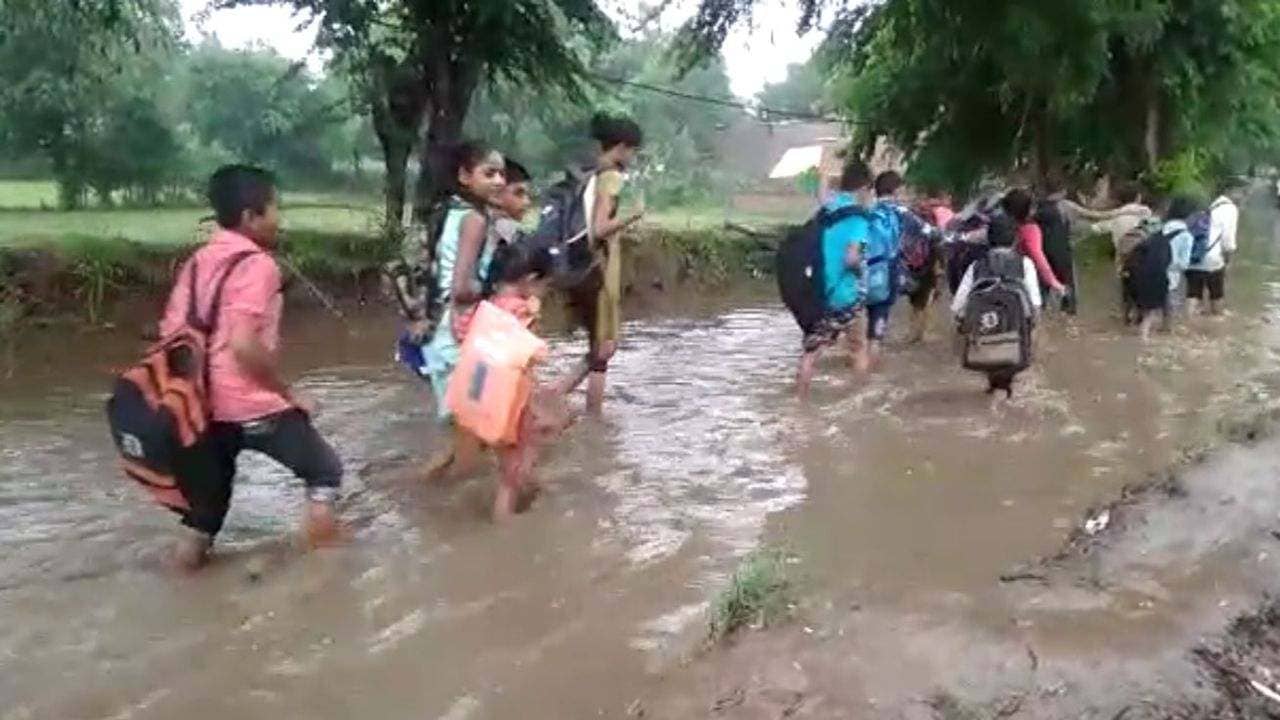 Panchmahal: શહેરા તાલુકાના બીલીથા ગામે વરસાદી પાણીનો નિકાલ ન થતાં વિદ્યાર્થીઓ ઢીચણ સમા પાણીમાંથી સ્કૂલે જવા મજબૂર