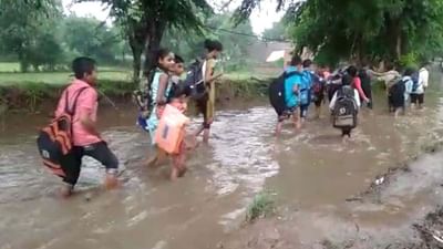 Panchmahal: શહેરા તાલુકાના બીલીથા ગામે વરસાદી પાણીનો નિકાલ ન થતાં વિદ્યાર્થીઓ ઢીચણ સમા પાણીમાંથી સ્કૂલે જવા મજબૂર Panchmahal: શહેરા તાલુકાના બીલીથા ગામે વરસાદી પાણીનો નિકાલ ન થતાં વિદ્યાર્થીઓ ઢીચણ સમા પાણીમાંથી સ્કૂલે જવા મજબૂર