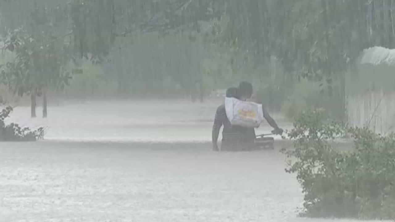 બોરસદ તાલુકાનું ભાદરણ પણ પાણીમાં ગરકાવ, 24 કલાકથી પાણી ભરાયેલાં હોવાથી લોકોને હાલાકી