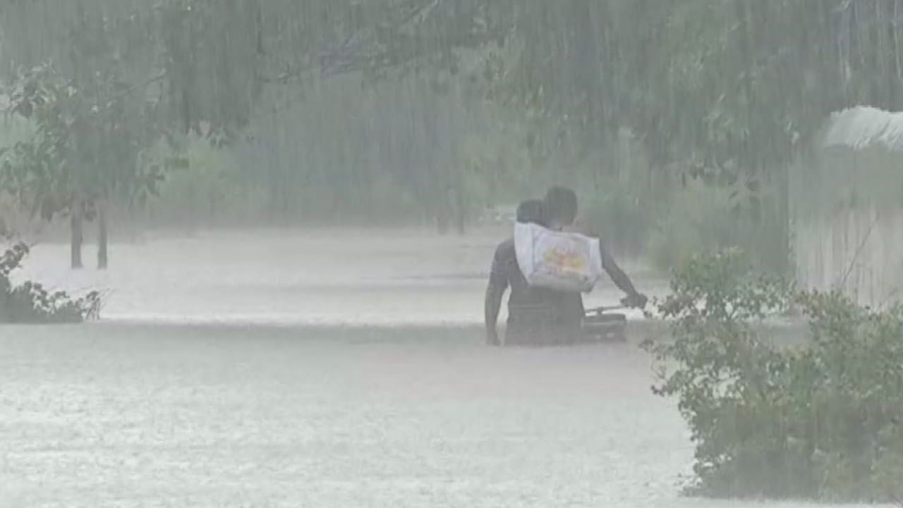 બોરસદ તાલુકાનું ભાદરણ પણ પાણીમાં ગરકાવ, 24 કલાકથી પાણી ભરાયેલાં હોવાથી લોકોને હાલાકી બોરસદ તાલુકાનું ભાદરણ પણ પાણીમાં ગરકાવ, 24 કલાકથી પાણી ભરાયેલાં હોવાથી લોકોને હાલાકી