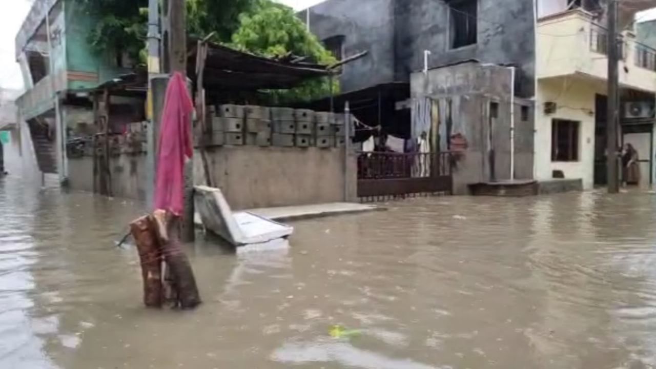 Chhotaudepur: બોડેલીમાં બે કલાકમાં 4 ઈંચ વરસાદ, નીચાણવાળા વિસ્તારોમાં ઢીંચણ સમા વરસાદી પાણી ભરાયાં