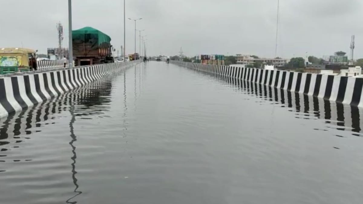 ડીસામાં ગુજરાતના સૌથી લાંબા એલિવેટેડ બ્રિજ પર એક ફૂટ પાણી ભરાતા વાહન વ્યવહાર બંધ કરાયો