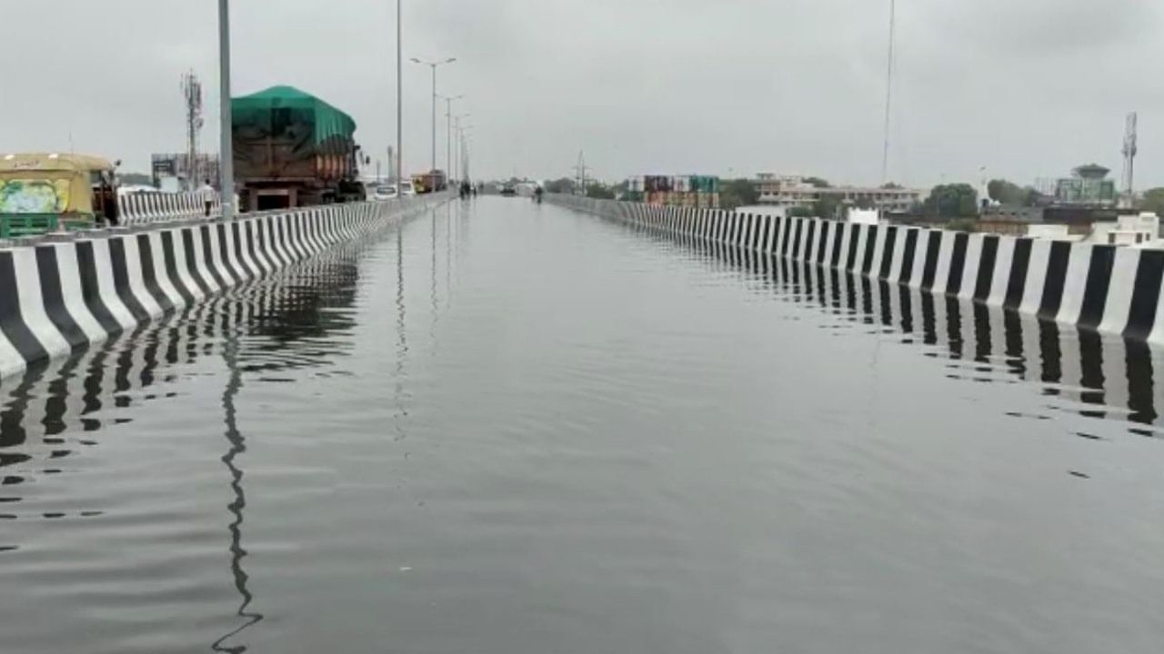 ડીસામાં ગુજરાતના સૌથી લાંબા એલિવેટેડ બ્રિજ પર એક ફૂટ પાણી ભરાતા વાહન વ્યવહાર બંધ કરાયો