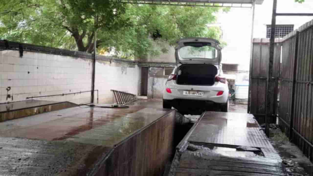 Ahmedabad: વાહનની વીમા પોલિસી ખાસ વાંચી લેવી, નહીંતર વાહન પાણીમાં ફસાઈને બંધ થઈ ગયું હોય તો વીમા ક્લેઇમ માટે ધક્કા ખાવા પડશે