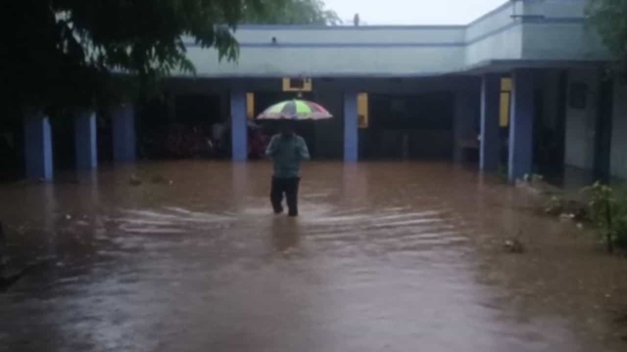 Chhotaudepur: સંખેડામાં બે કલાકમાં ત્રણ ઇંચ વરસાદ, છાત્રાલયમાં પાણી ભરાતાં 33 વિદ્યાર્થીને અન્ય જગ્યાએ ખસેડાયાં