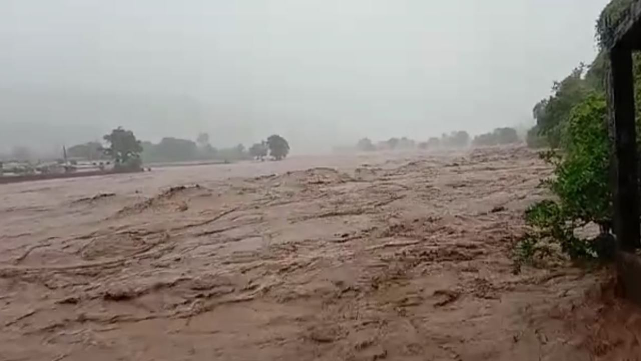 River ditches overflowed due to heavy rains in the upper reaches of Narmada district