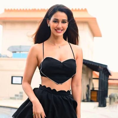 બોલિવૂડ ક્વીન દિશા પટણી આજકાલ તેની અપકમિંગ ફિલ્મ એક વિલન રિટર્ન્સનાં પ્રમોશનમાં બિઝી છે. ફિલ્મના પ્રમોશન દરમિયાન દિશા પટણી અલગ-અલગ લુકમાં જોવા મળી હતી. આ દરમિયાન મંગળવારે દિશા પટણી ફરી એકવાર અલગ અંદાજમાં જોવા મળી હતી.