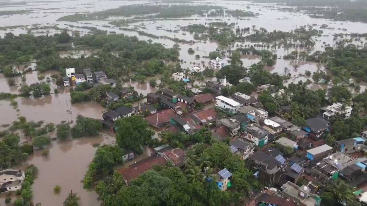 વલસાડમાં વરસાદી આફતના આકાશી દૃશ્યો, ઔરંગા નદીએ તબાહી મચાવી, ગામડાં બેટમાં ફેરવાયાં