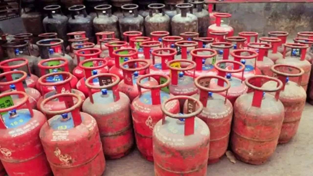 LPG Gas Cylinder Price  : કોમર્શિયલ એલપીજી ગેસ સિલિન્ડર થયો સસ્તો, જાણો નવા ભાવ
