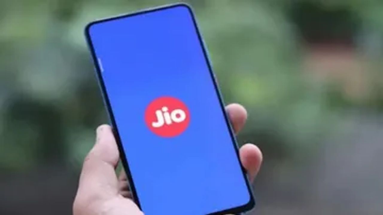 Reliance Jio Q1: Profit up 24 percent to Rs 4335 crore, income up 22 percent