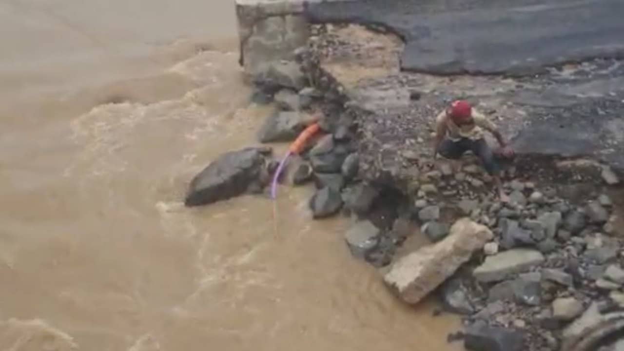 Kutch: રૂકમાવતી નદીનો કોઝવે ધોવાતાં યુવક સામે કાંઠે ફસાયો, પોલીસે નદી પાર કરાવી