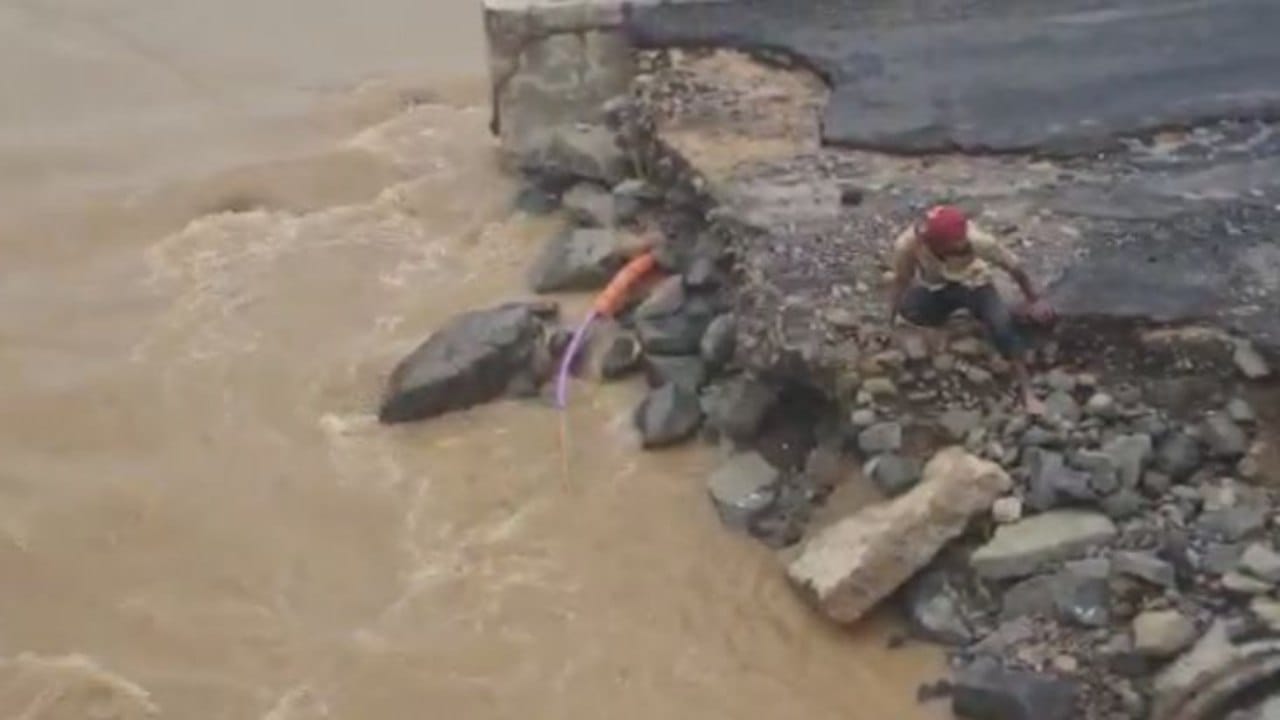 Kutch: રૂકમાવતી નદીનો કોઝવે ધોવાતાં યુવક સામે કાંઠે ફસાયો, પોલીસે નદી પાર કરાવી Kutch: રૂકમાવતી નદીનો કોઝવે ધોવાતાં યુવક સામે કાંઠે ફસાયો, પોલીસે નદી પાર કરાવી