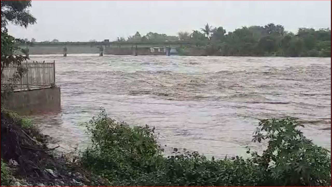 Surat: ચીખલી ગામમાં કાવેરી નદીનું રૌદ્ર સ્વરૂપ, નદીએ વટાવી ભયજનક સપાટી, જુઓ વીડિયો