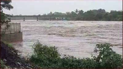 Surat: ચીખલી ગામમાં કાવેરી નદીનું રૌદ્ર સ્વરૂપ, નદીએ વટાવી ભયજનક સપાટી, જુઓ વીડિયો Surat: ચીખલી ગામમાં કાવેરી નદીનું રૌદ્ર સ્વરૂપ, નદીએ વટાવી ભયજનક સપાટી, જુઓ વીડિયો