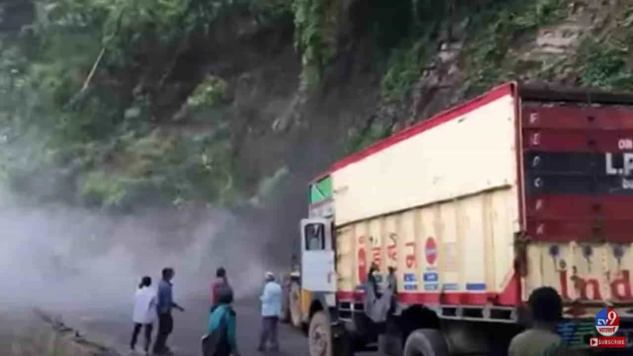 નાસિકના સાપુતારામાં સામે આવ્યા લેન્ડસ્લાઈડના ભયાનક દૃશ્યો, જીવ બચાવવા લોકો ભાગ્યા, જુઓ Exclusive Video